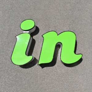 Lettres d'enseigne vintage in typo minuscule