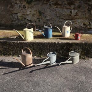 Petits arrosoirs vintage 1950s pour enfants