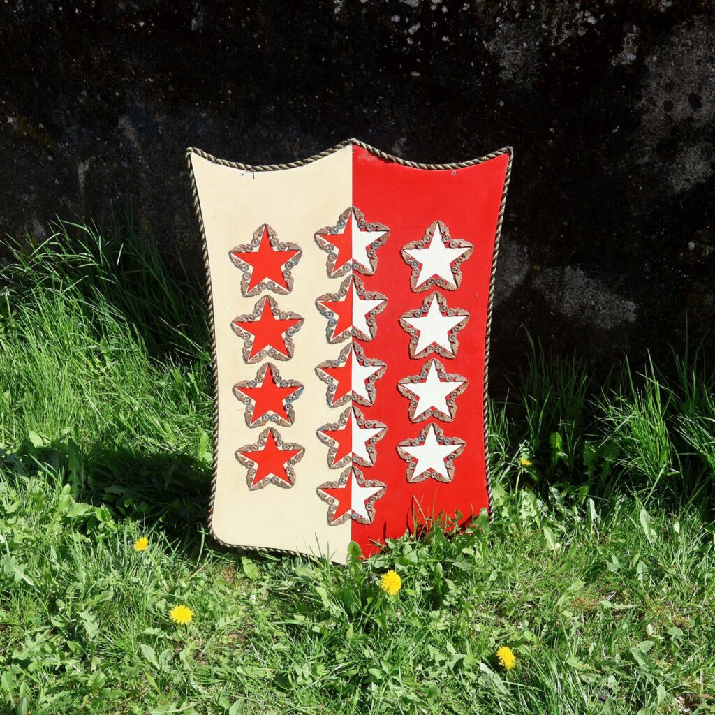 Blason drapeau Valaisan réalisé avec insignes CFF