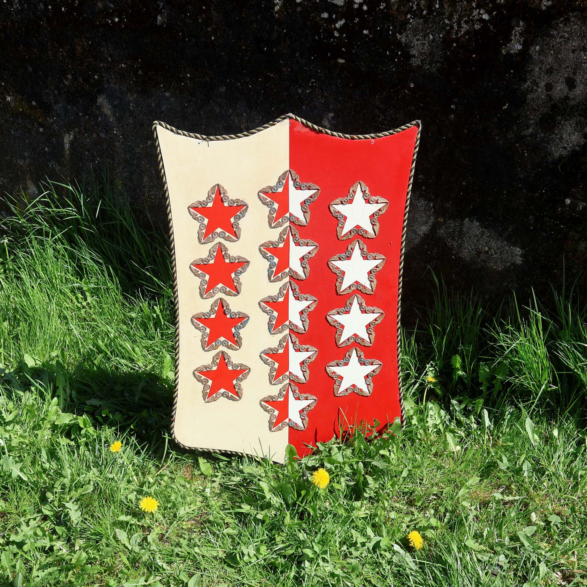 Blason drapeau Valaisan réalisé avec insignes CFF