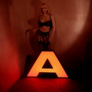Grande lettre A lumineuse rouge.