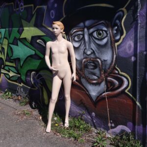 Mannequin de vitrine fille 13ans