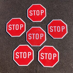 Panneaux signalisation stop Suisse.