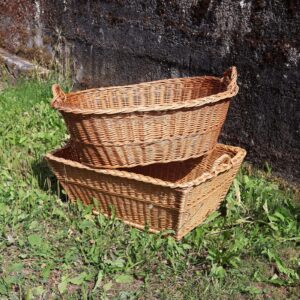 Corbeilles à linge en osier.