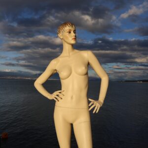 Mannequin vintage 90's cheveux courts