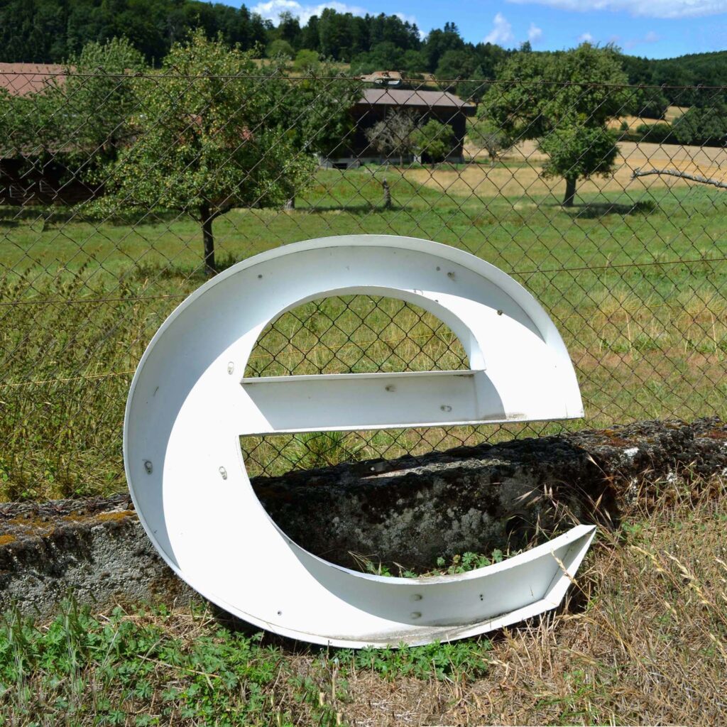 Grande lettre e minuscule d'enseigne