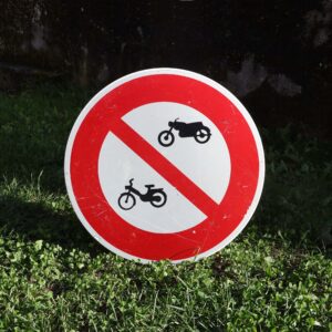 Panneau interdit motos cyclos.