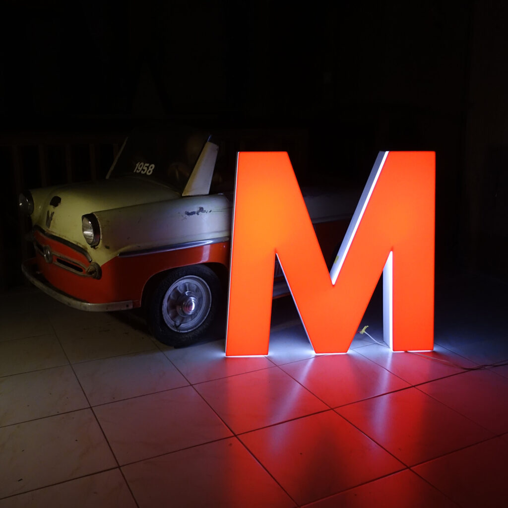 M lumineux rouge 72cm