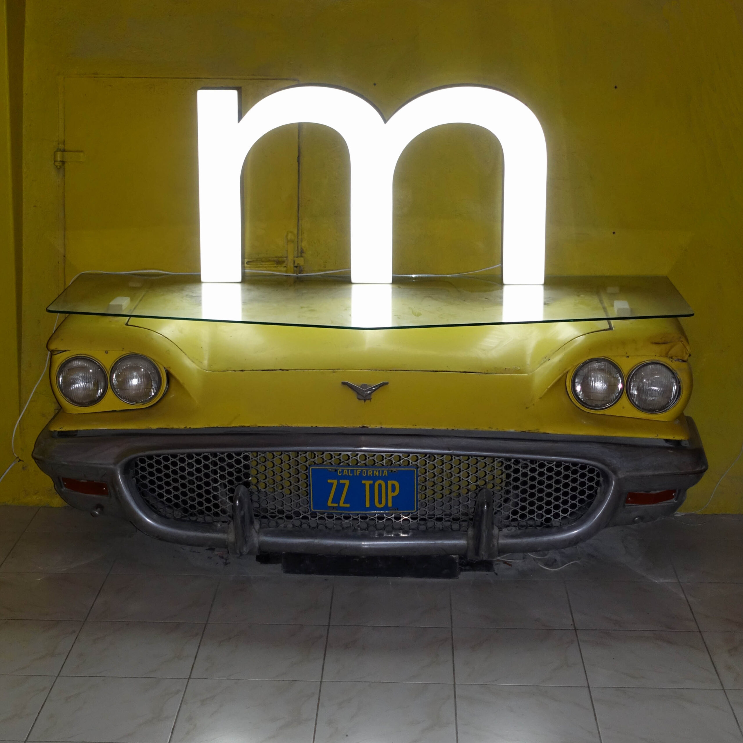 Grand M lumineux LED