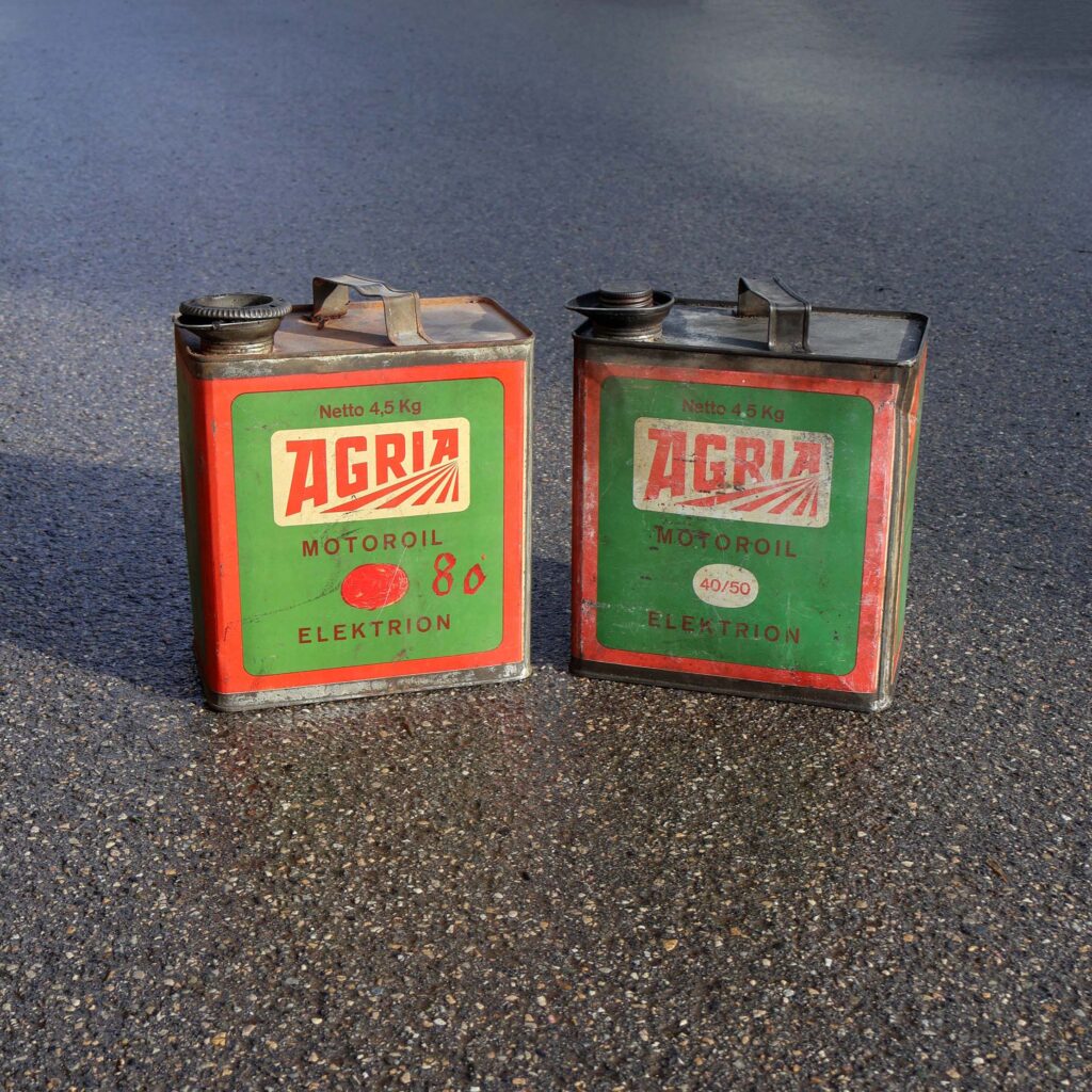 Agria bidons d'huile 1950. Pour l'huile Agria Elektrion