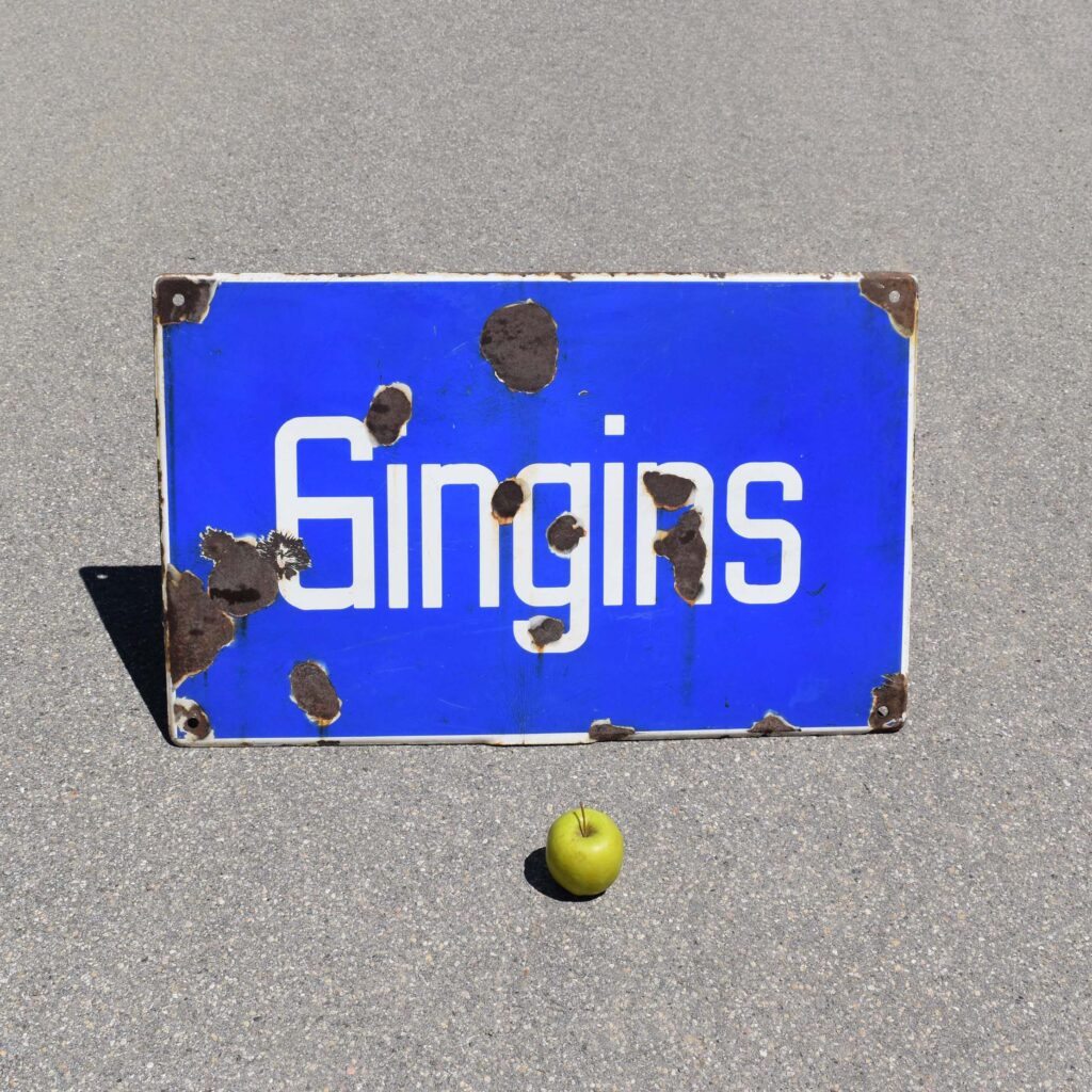 Gingins village Vaudois. Ancienne plaque émaillée de signalisation