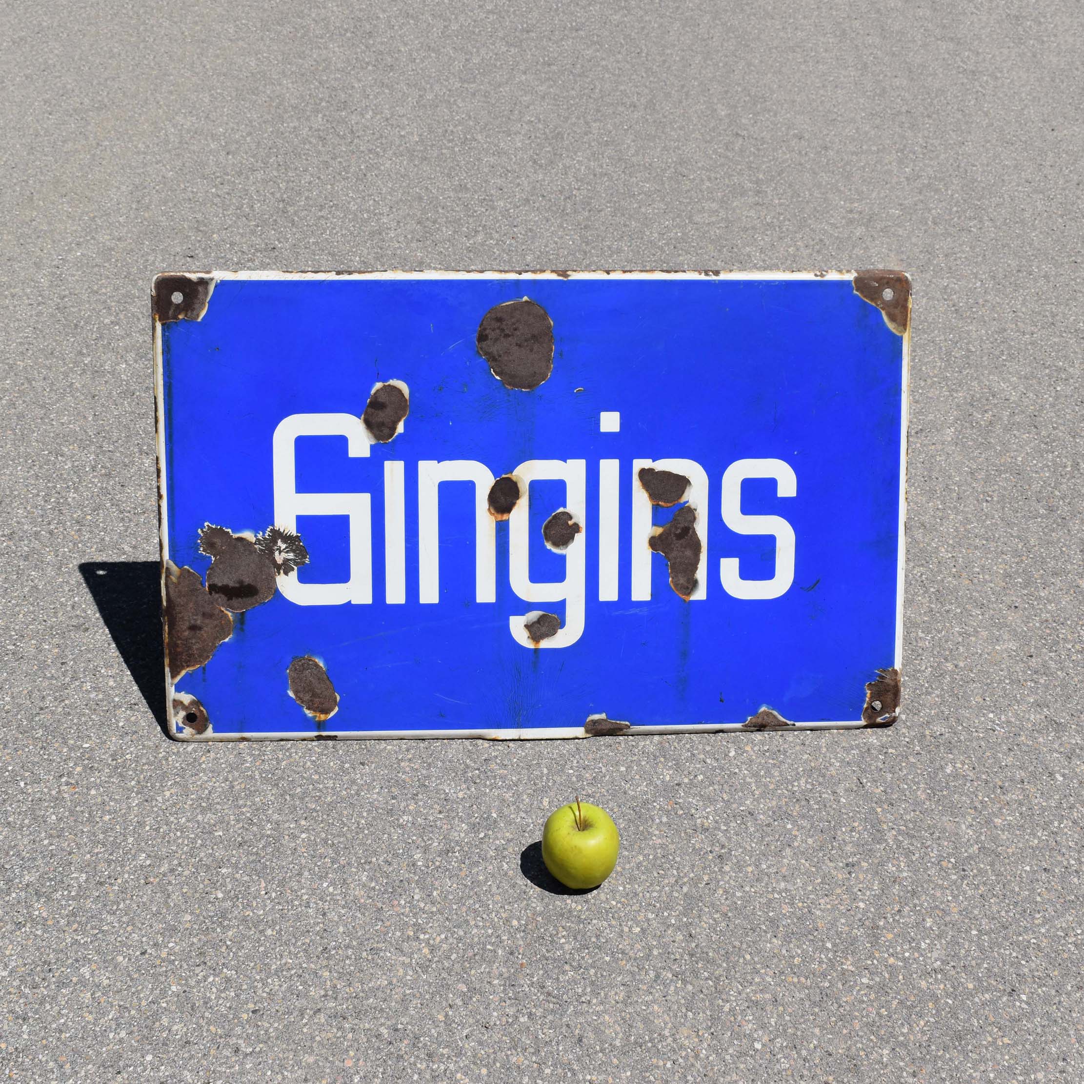 Gingins village Vaudois. Ancienne plaque émaillée de signalisation