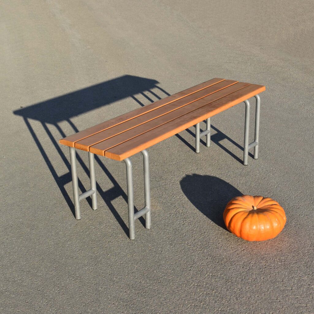 Banc couloir d'école Suisse. Petite banquette sans dossier.