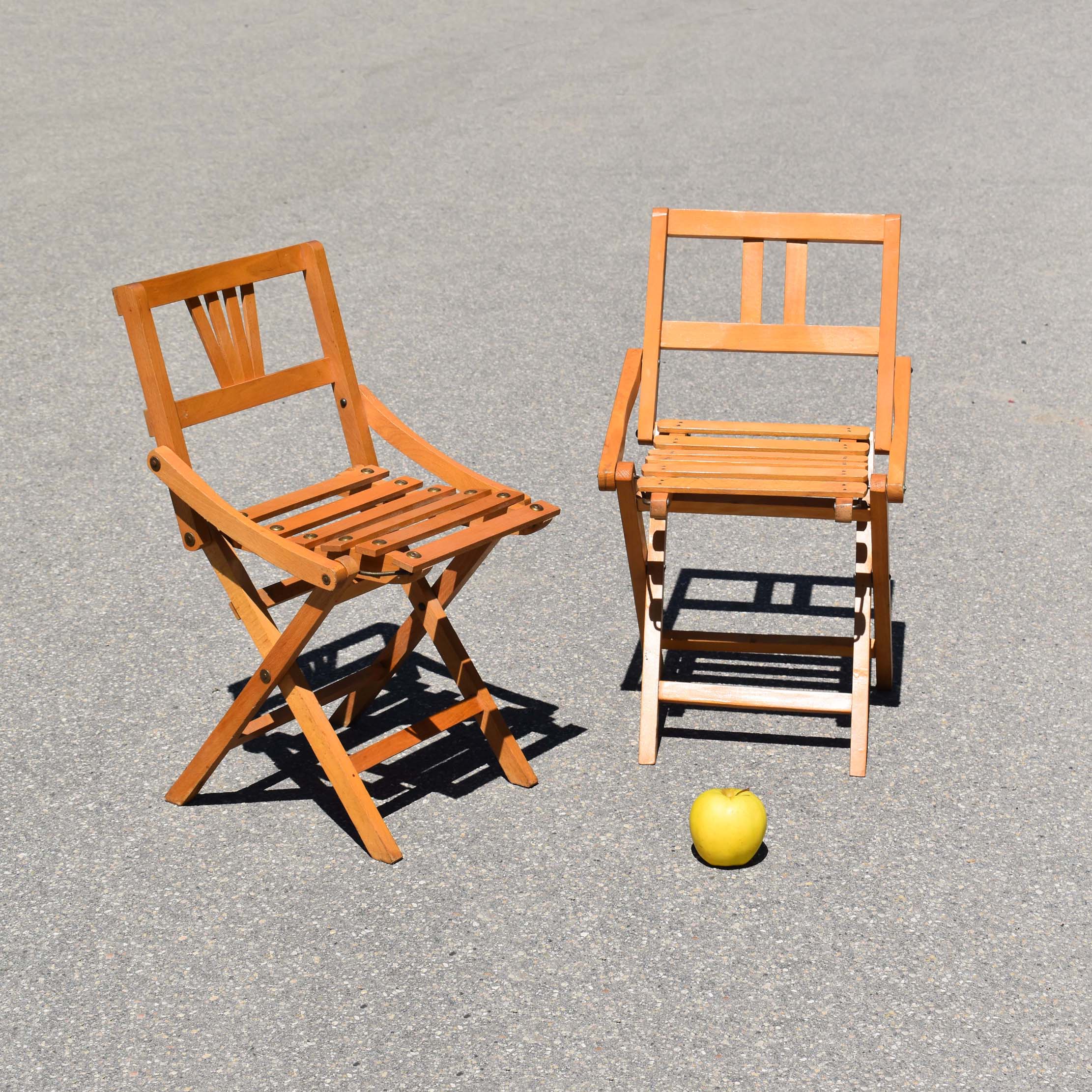 Chaises pliantes d'enfant 50s. En bois dur naturel teinté.