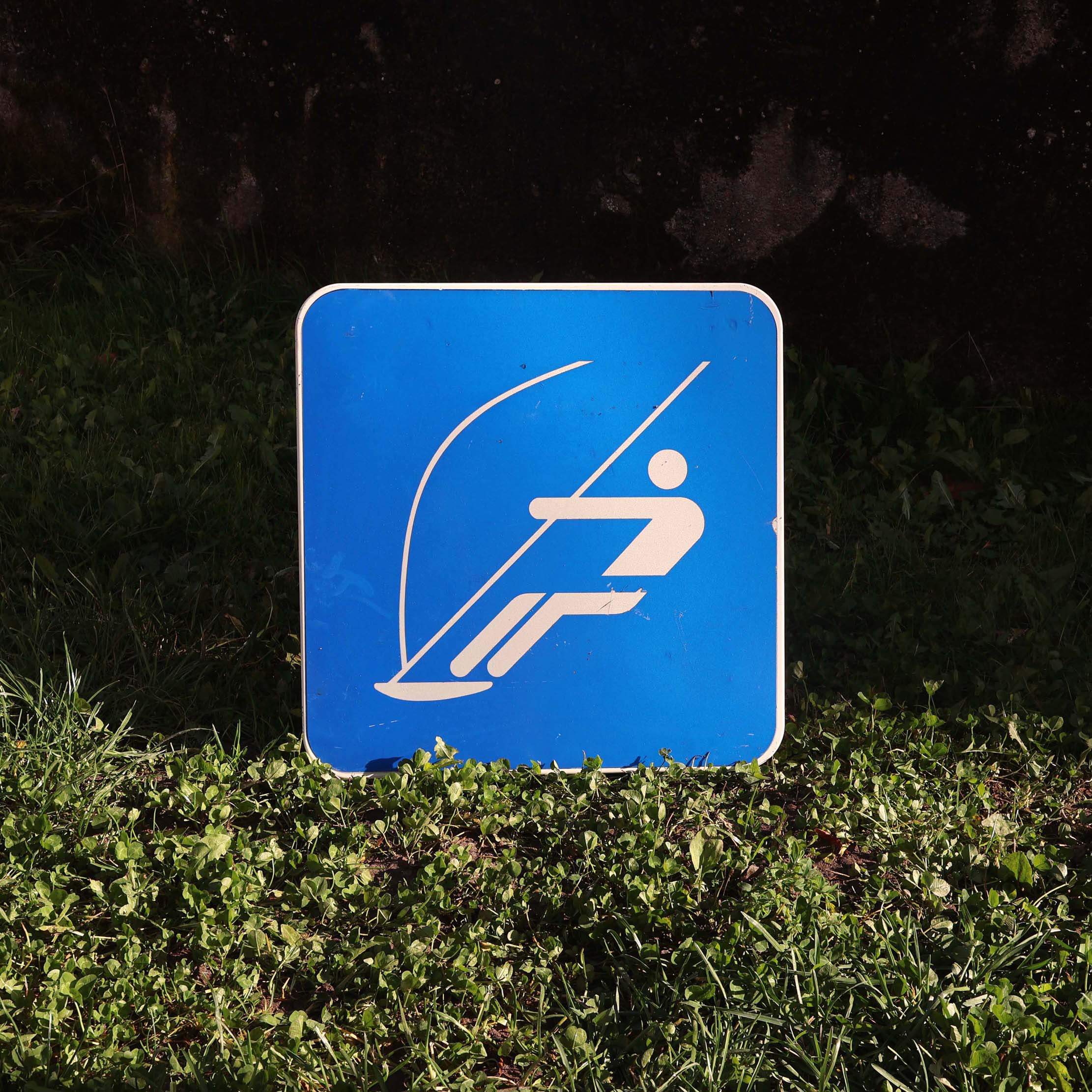 Écriteau planche à voile. Insolite panneau de signalisation