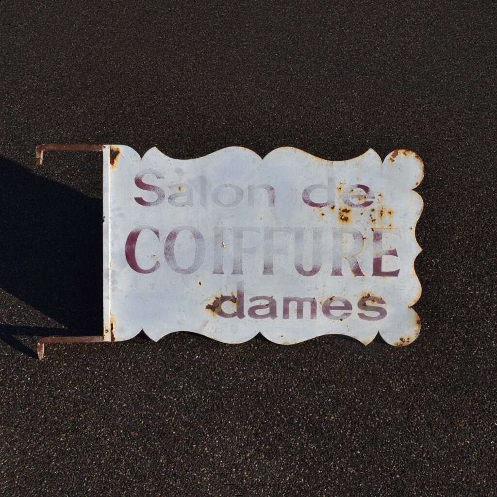 Enseigne ancienne coiffure. Enseigne en fer, en potence.