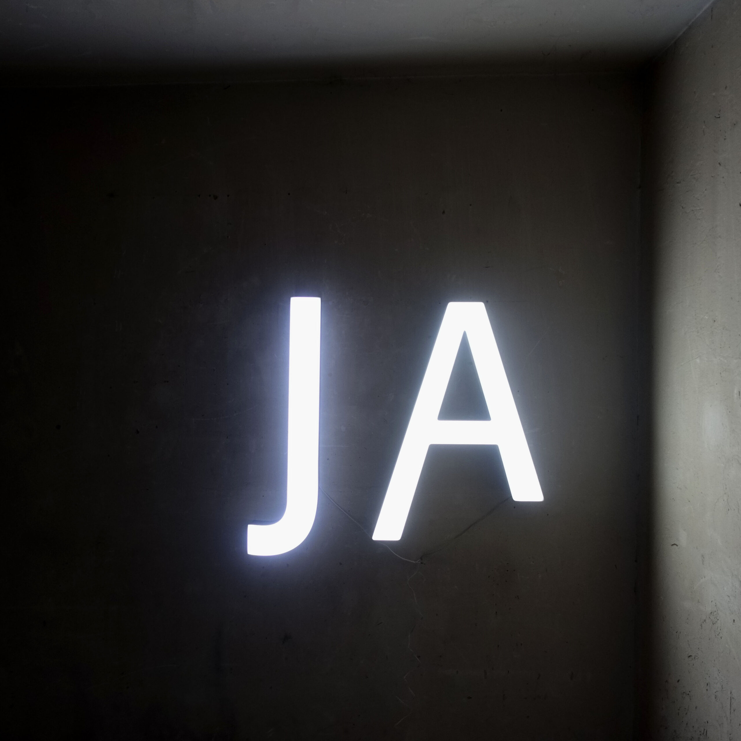 Lettres Lumineuses J et A. D'enseigne lumineuse publicitaire