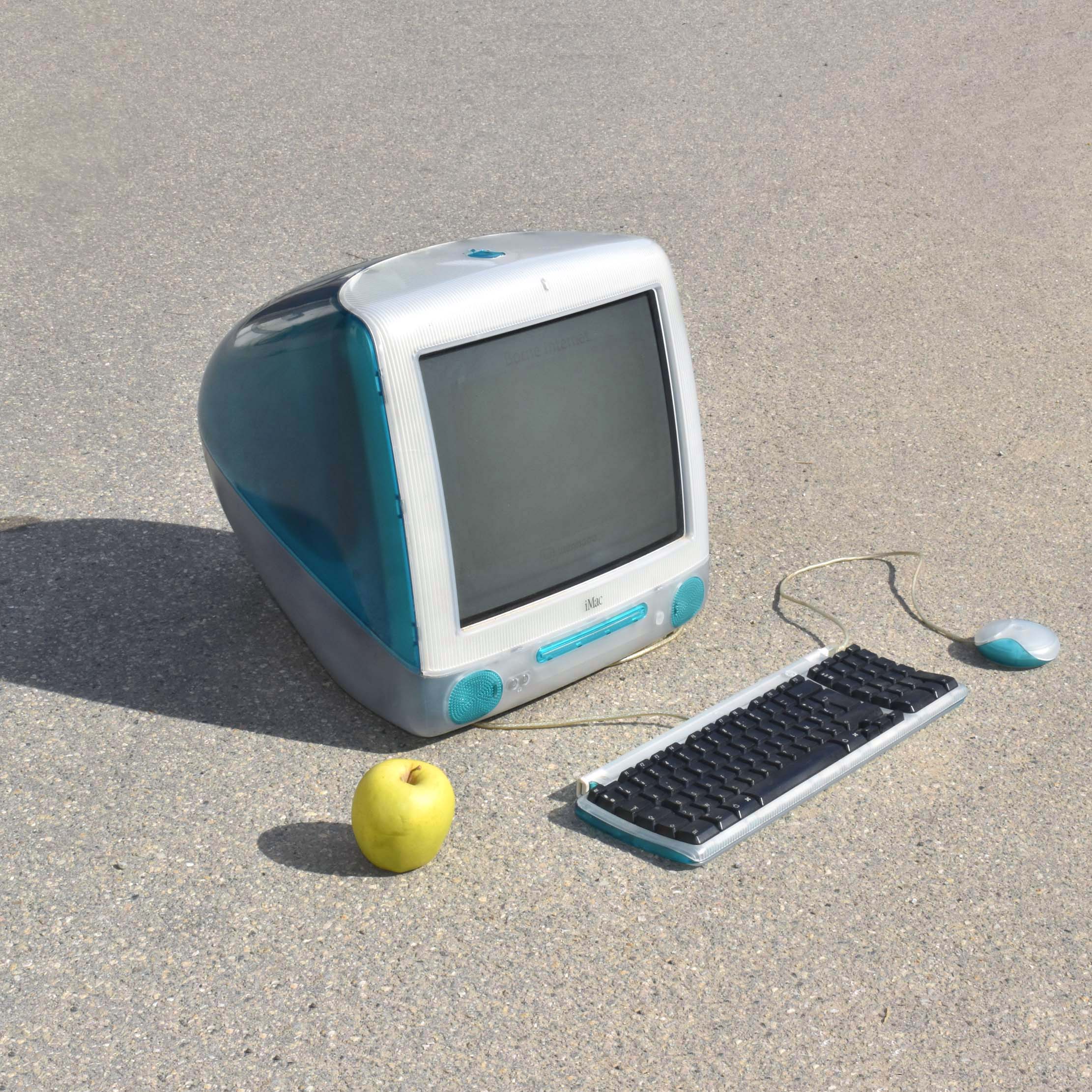 Ordinateur iMac G3 1998. Vintage Apple 90's design computer.