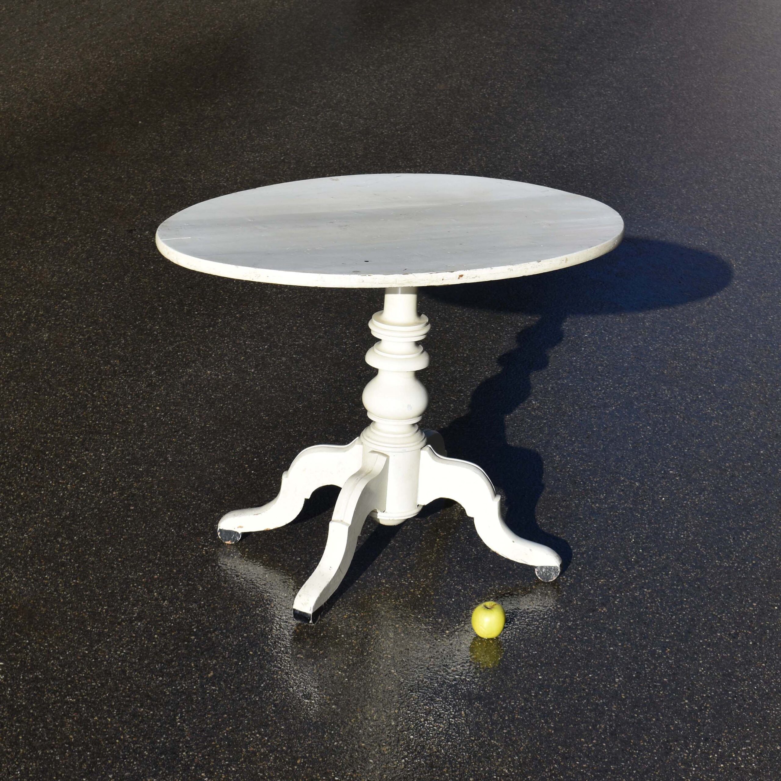 Table ancienne ovale avec pied central tourné.