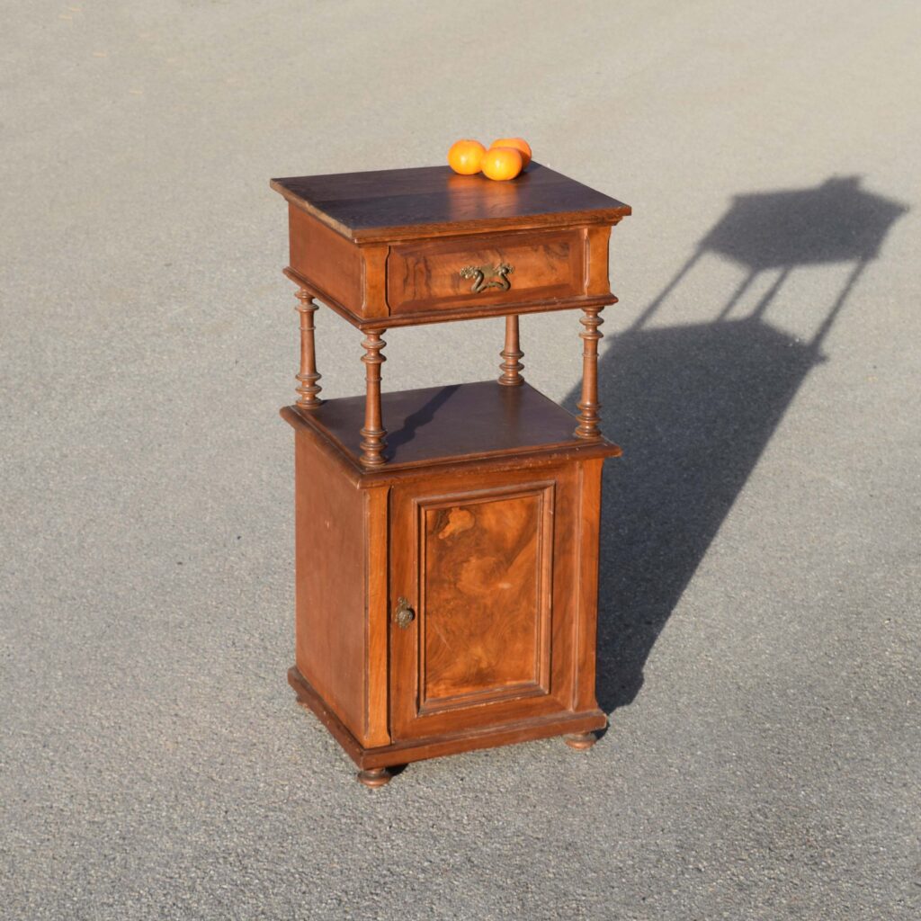 Table de nuit 1900 en bois dur teinté chêne. Un tiroir
