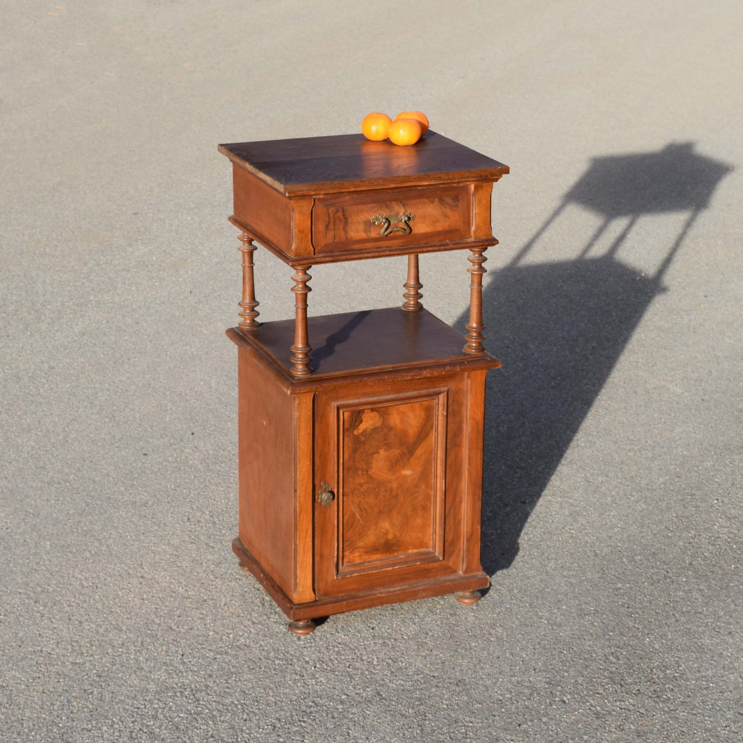 Table de nuit 1900 en bois dur teinté chêne. Un tiroir