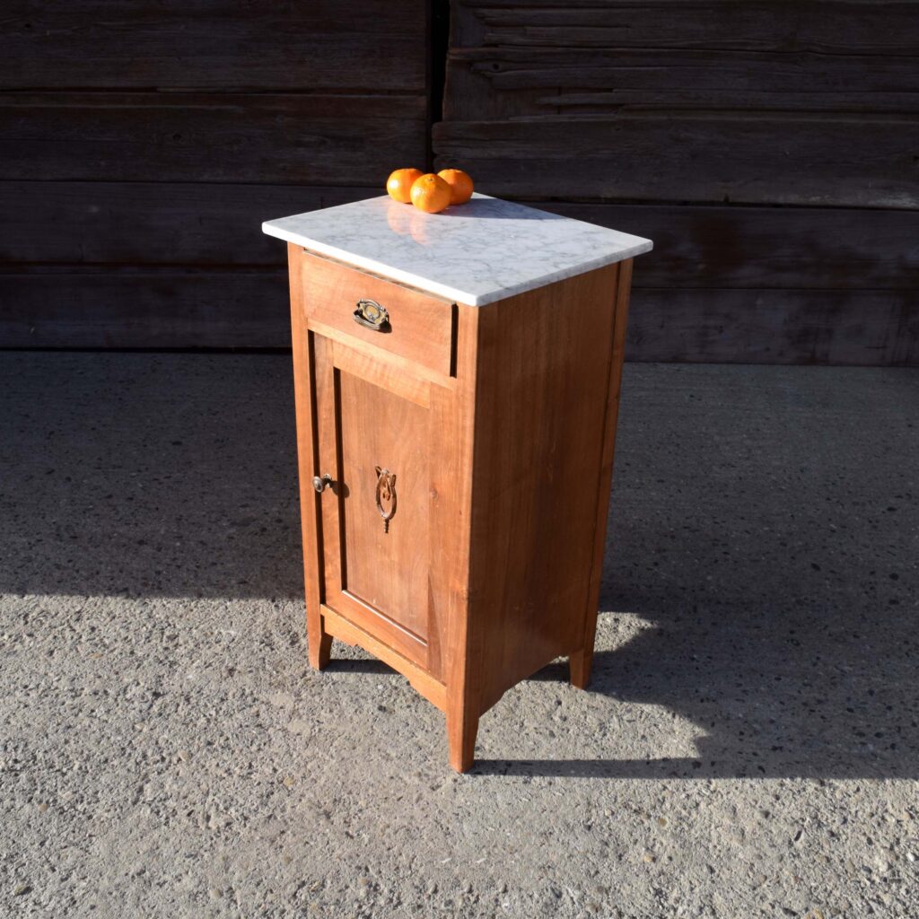Table de nuit 1920s en bois naturel dessus marbre.