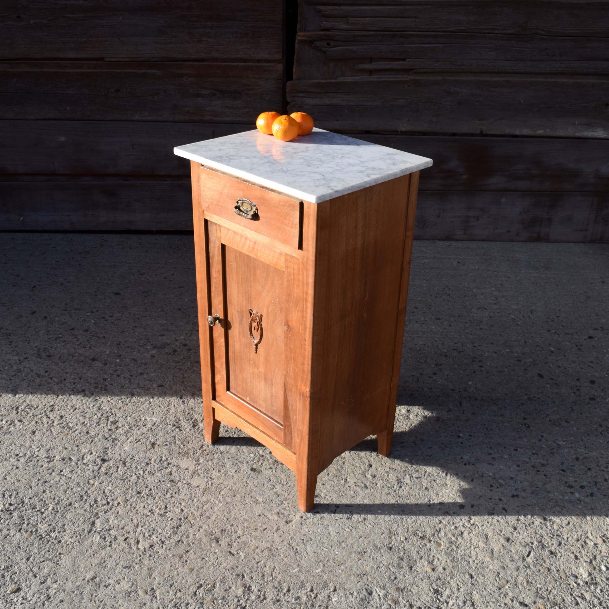 Table de nuit 1920s en bois naturel dessus marbre.