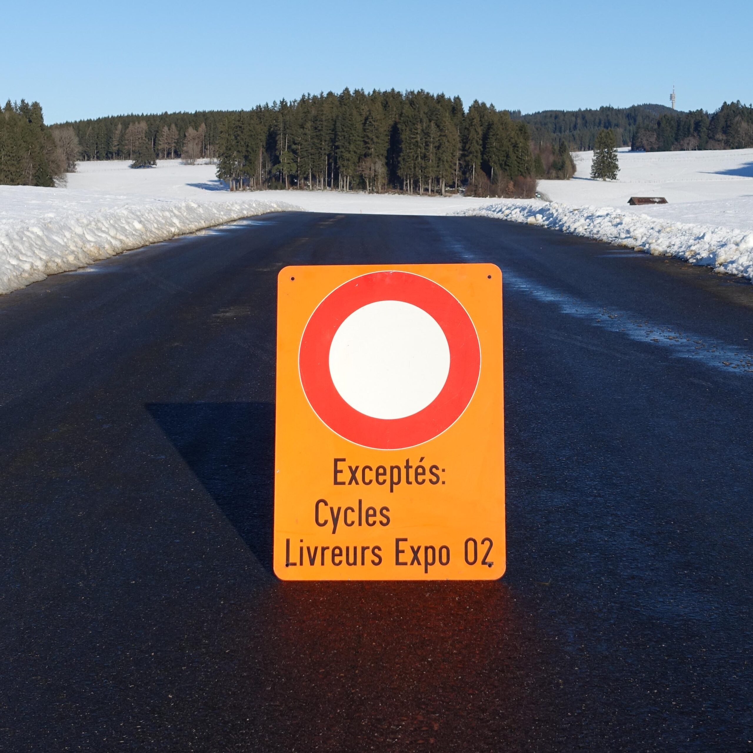 Expo 02 panneau de signalisation. Pour interdire l'accès.