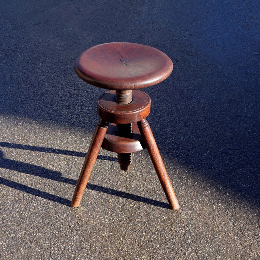 Ancien tabouret d'horloger en bois. Réglable en hauteur