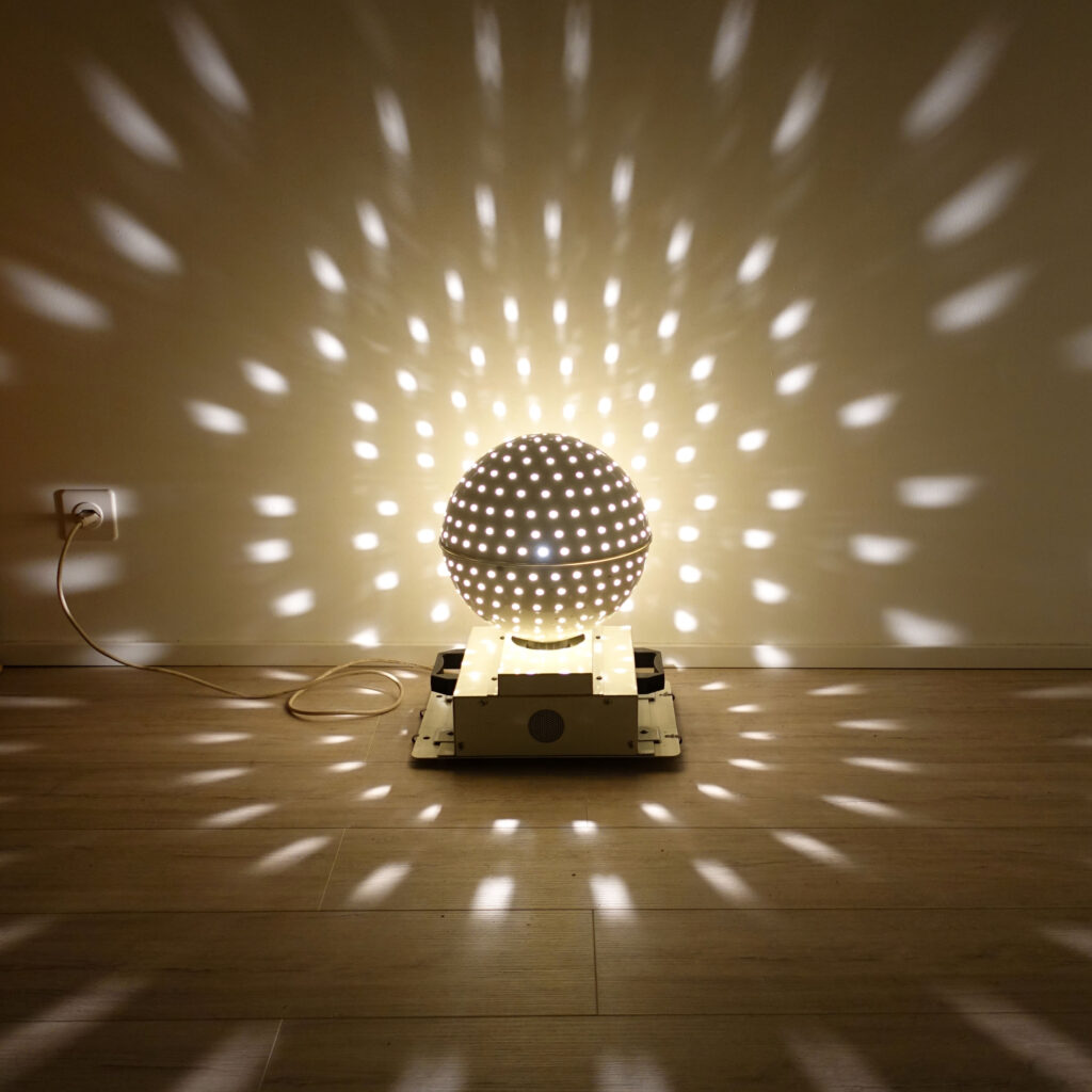 Boule disco multi-faisceaux. Sphère tournante illuminée