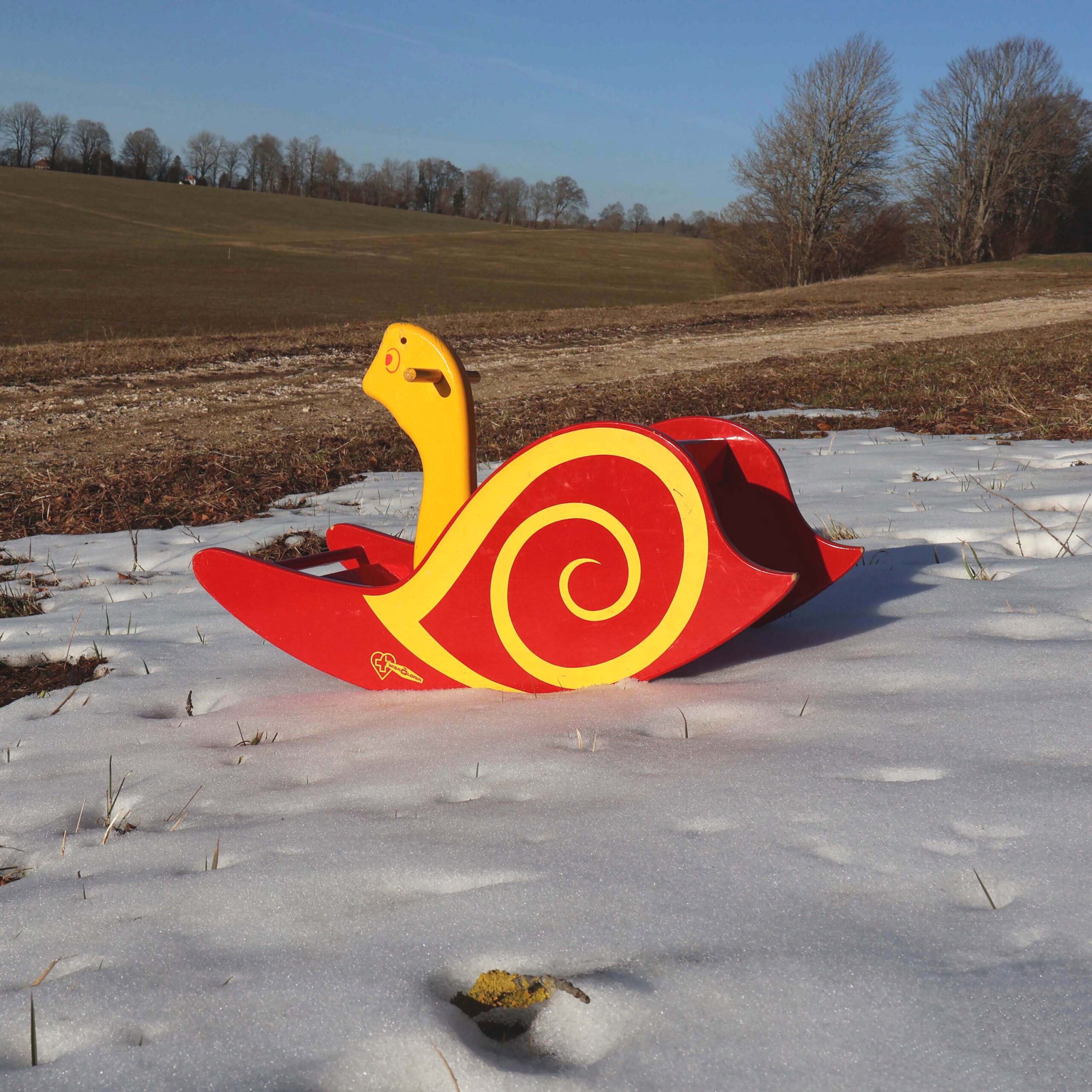 Escargot à bascule Wisa-Gloria. Modèle rouge et jaune.