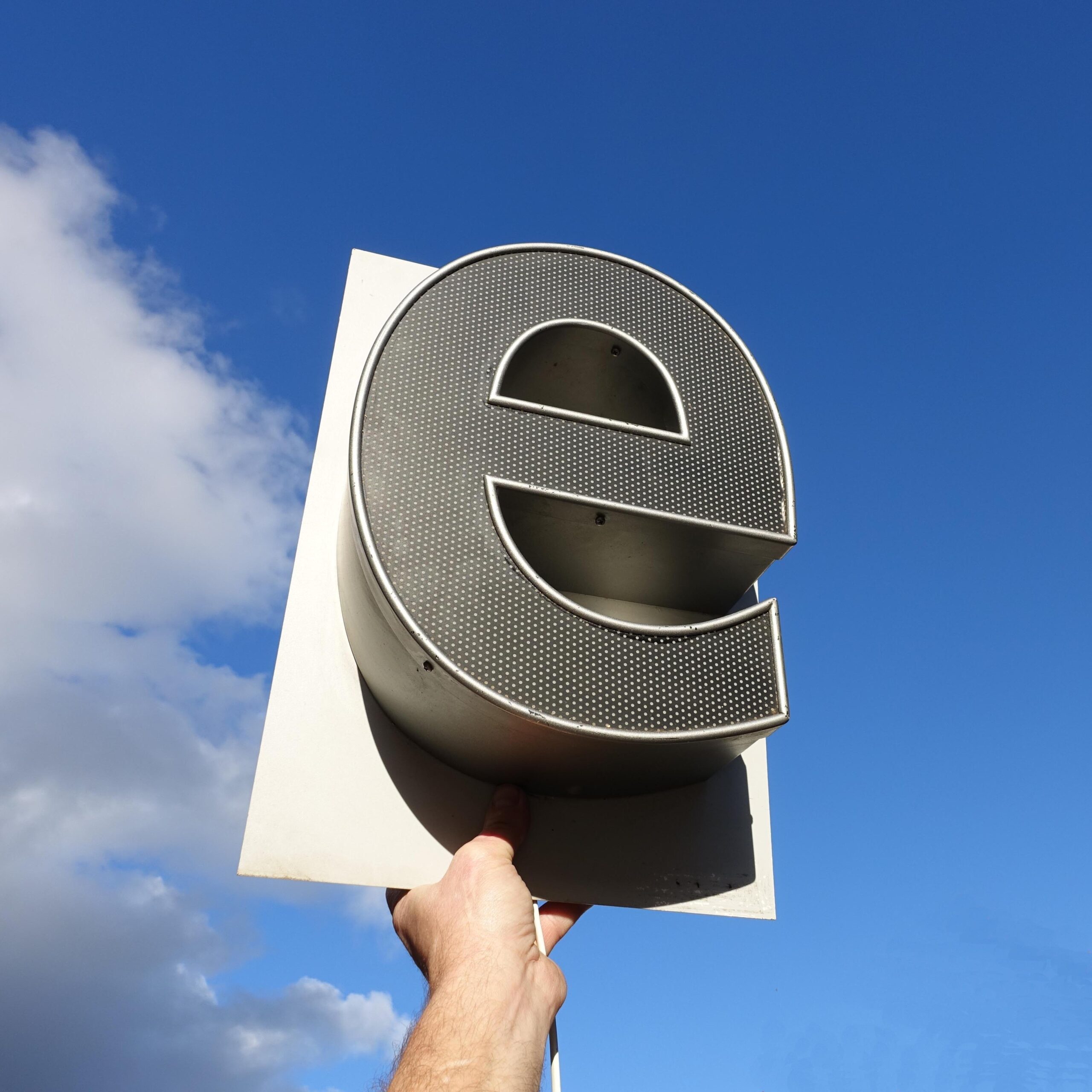 Lettre e enseigne vintage LED. Lettre boitier e minuscule.