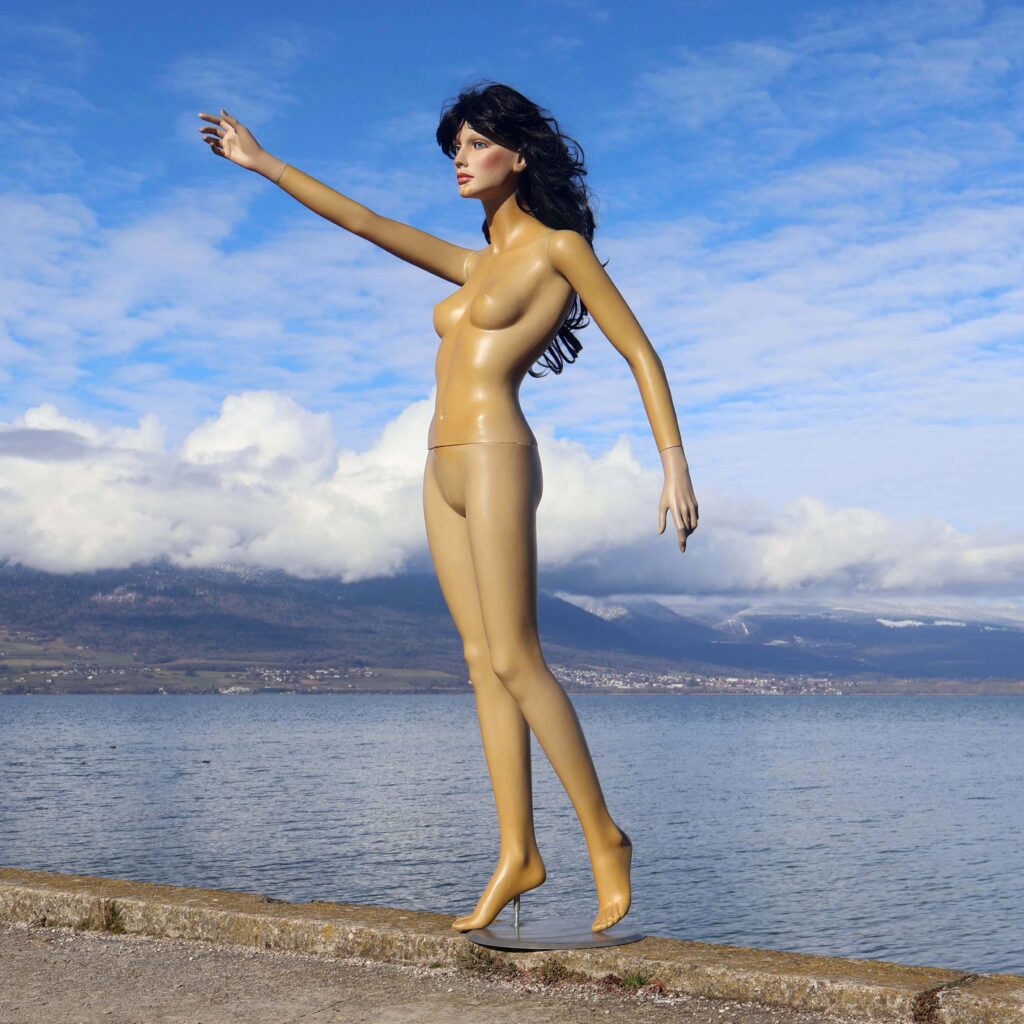 Mannequin vitrine femme plastique.