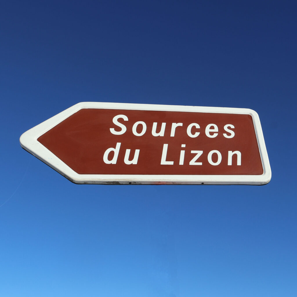 Sources du Lizon panneau émaillé. Flèche de signalisation