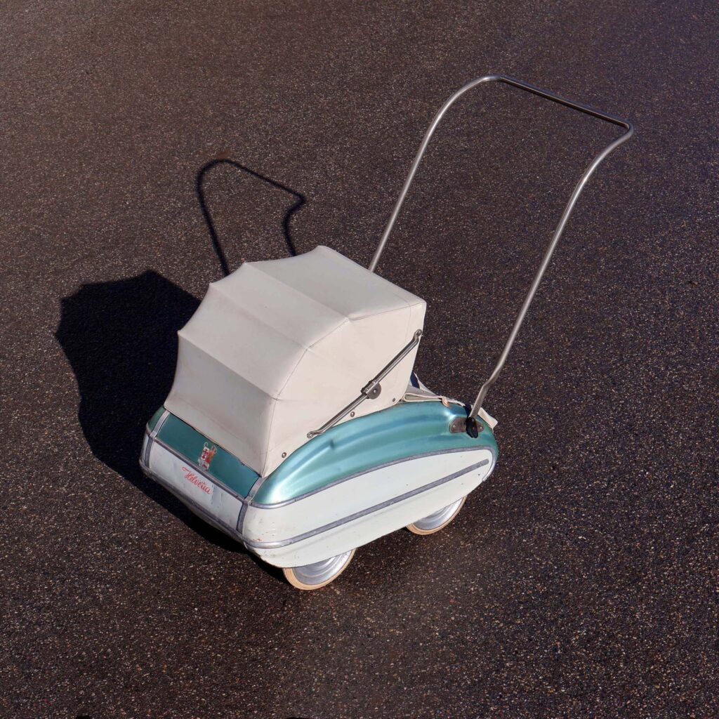 Helvetia vintage Kinderwagen. Ancienne poussette de poupée