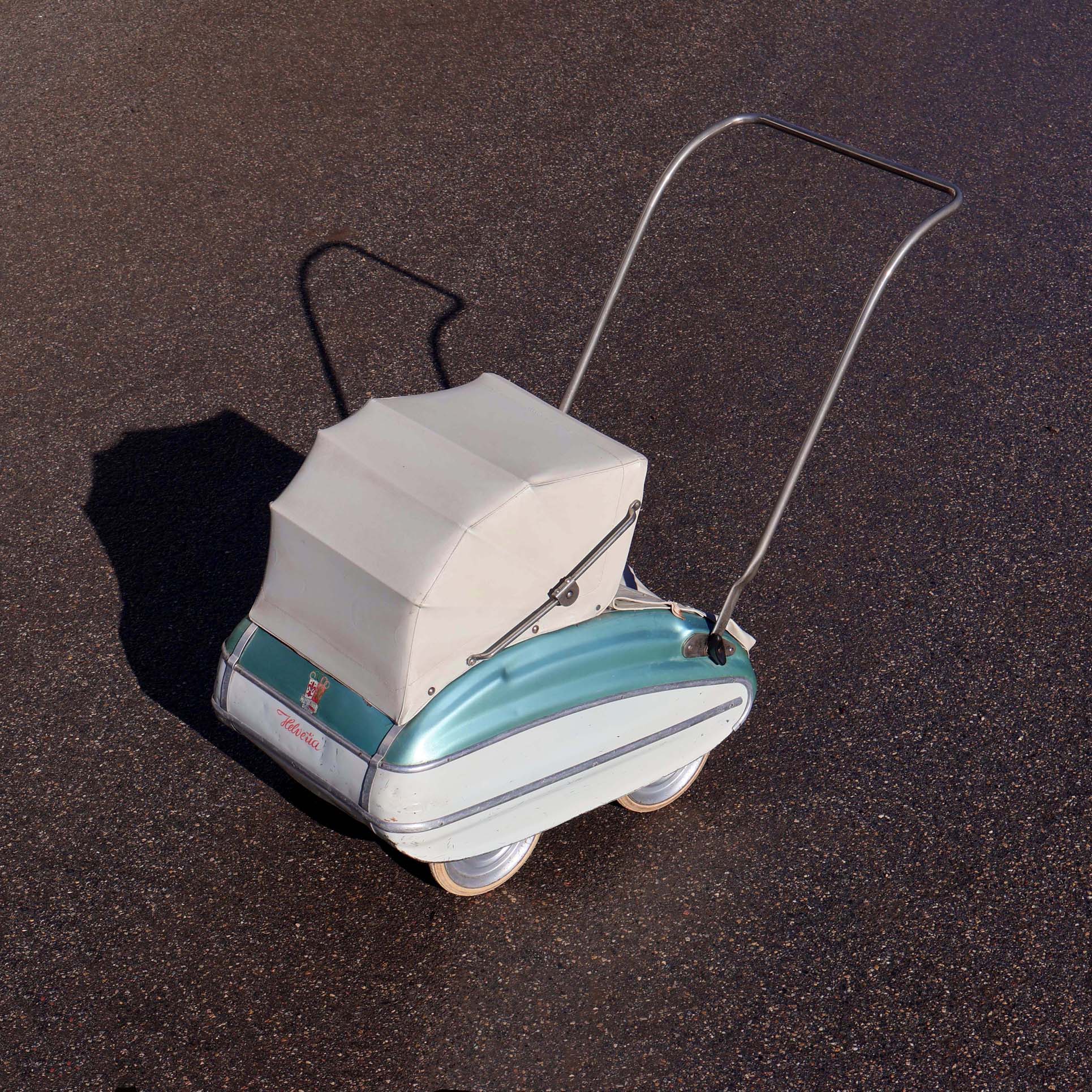 Helvetia vintage Kinderwagen. Ancienne poussette de poupée