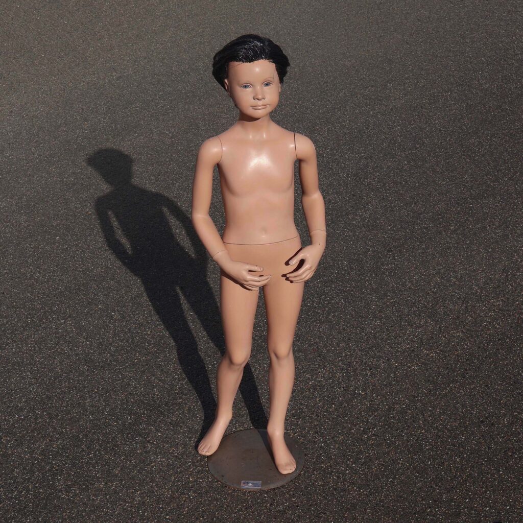 Prifo manichino bambino 1970s. Mannequin de vitrine enfant.