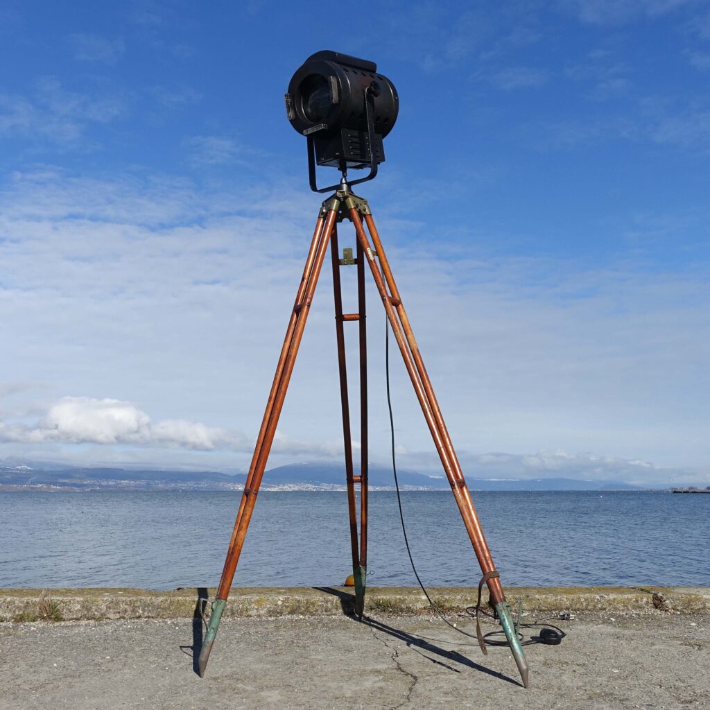 Ancien projecteur sur trépied en bois de géomètre.