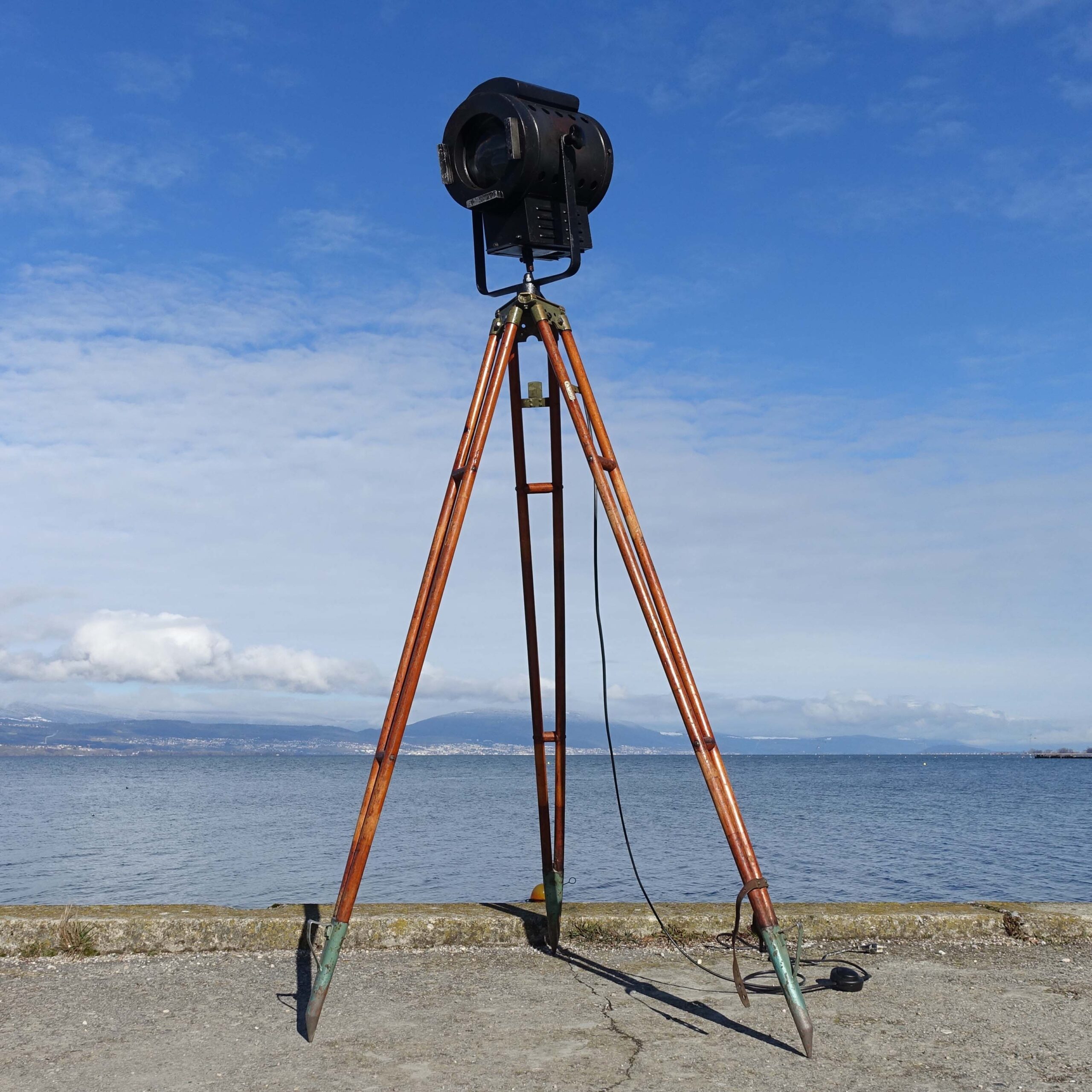 Ancien projecteur sur trépied en bois de géomètre.