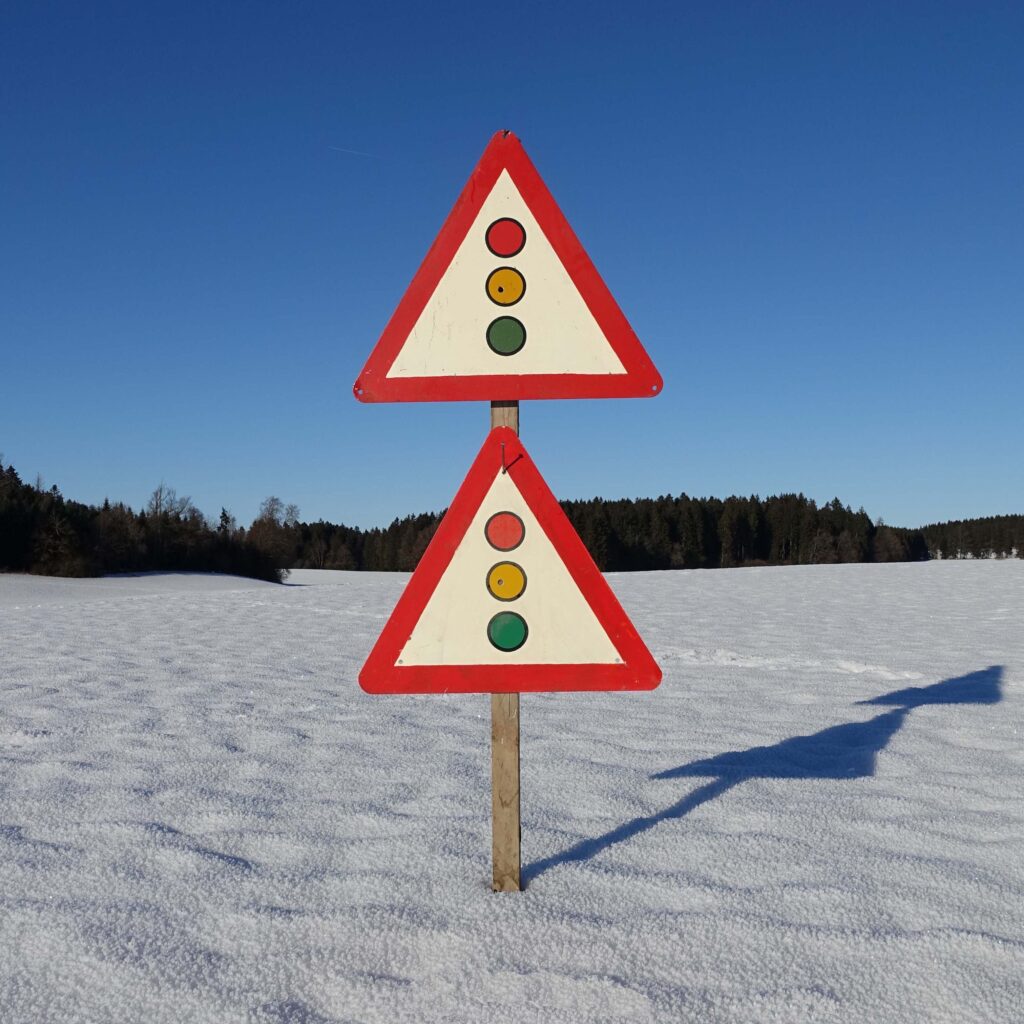 Attention aux feux tricolores. Panneaux de signalisation