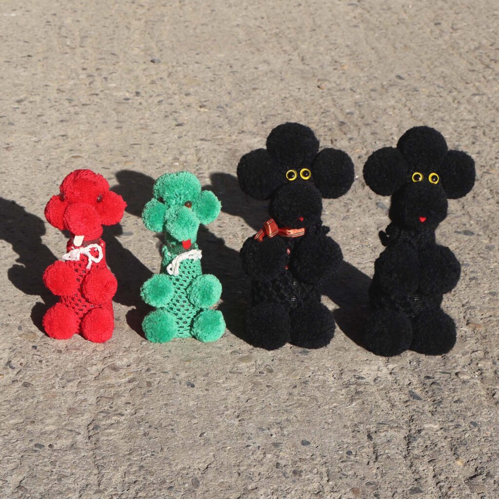 Caniches tricots kitsch 70s. Habillages de bouteilles