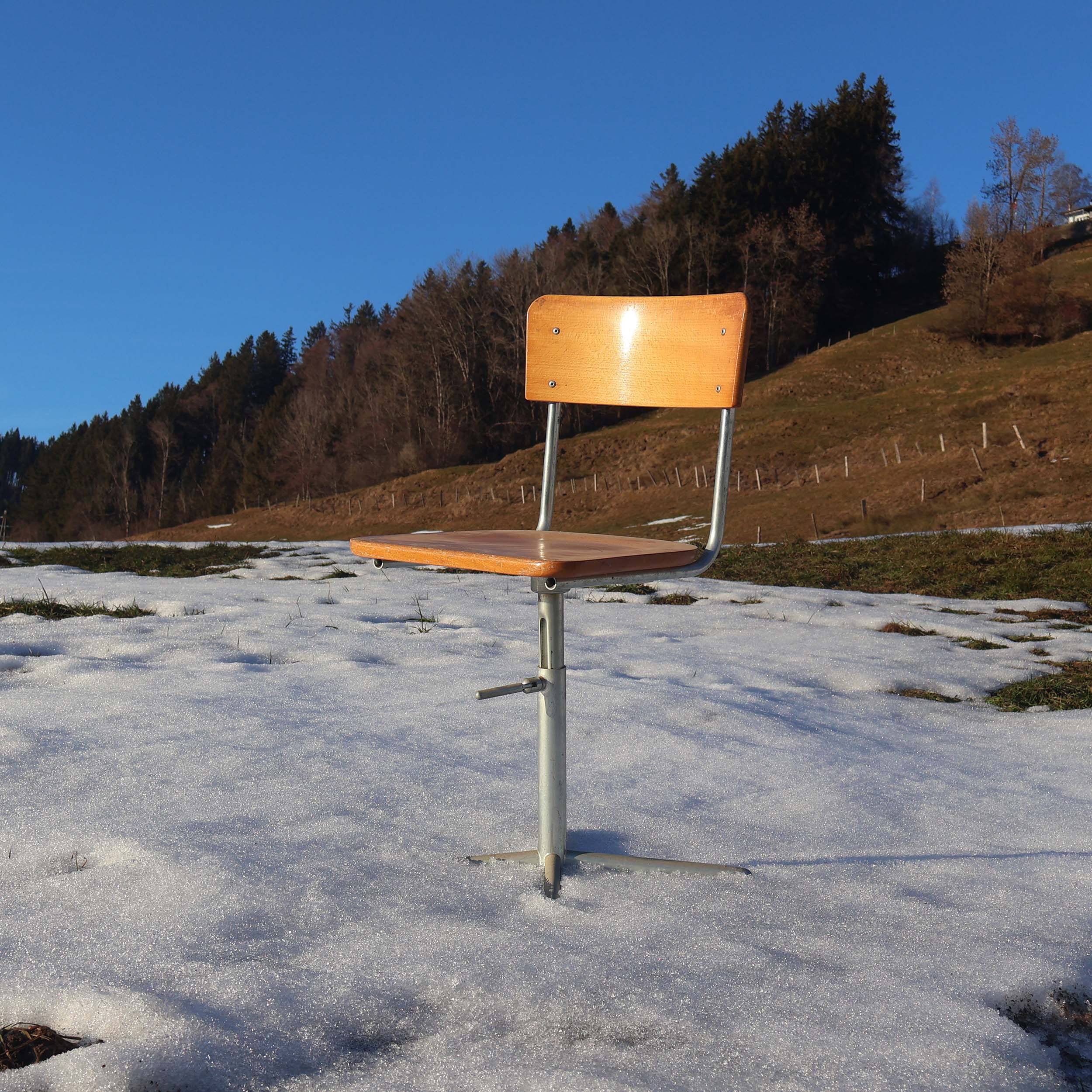 Chaise bureau Suisse 60s. Look de siège scolaire, pivotante.