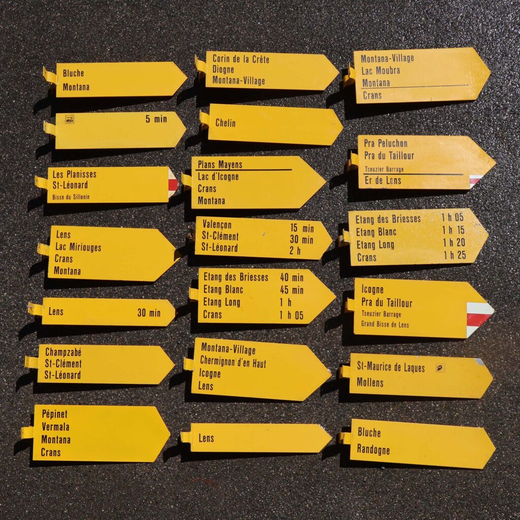 Flèches jaunes chemins pédestres. Balisage signalisation