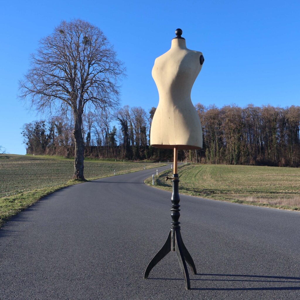 Mannequin couture Suisse 20s. Ancien mannequin de couturière