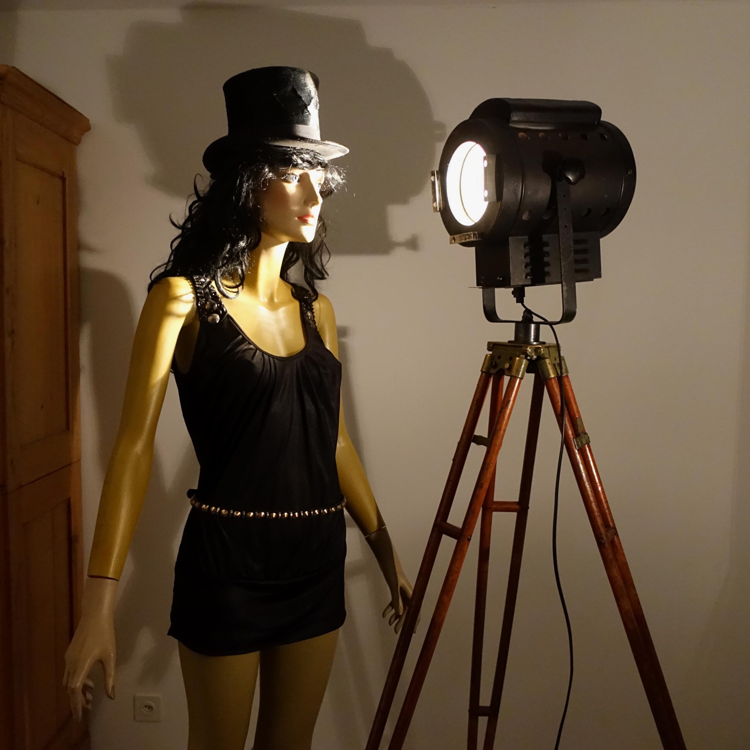 Projecteur ancien sur trépied. Projo lumière de théâtre