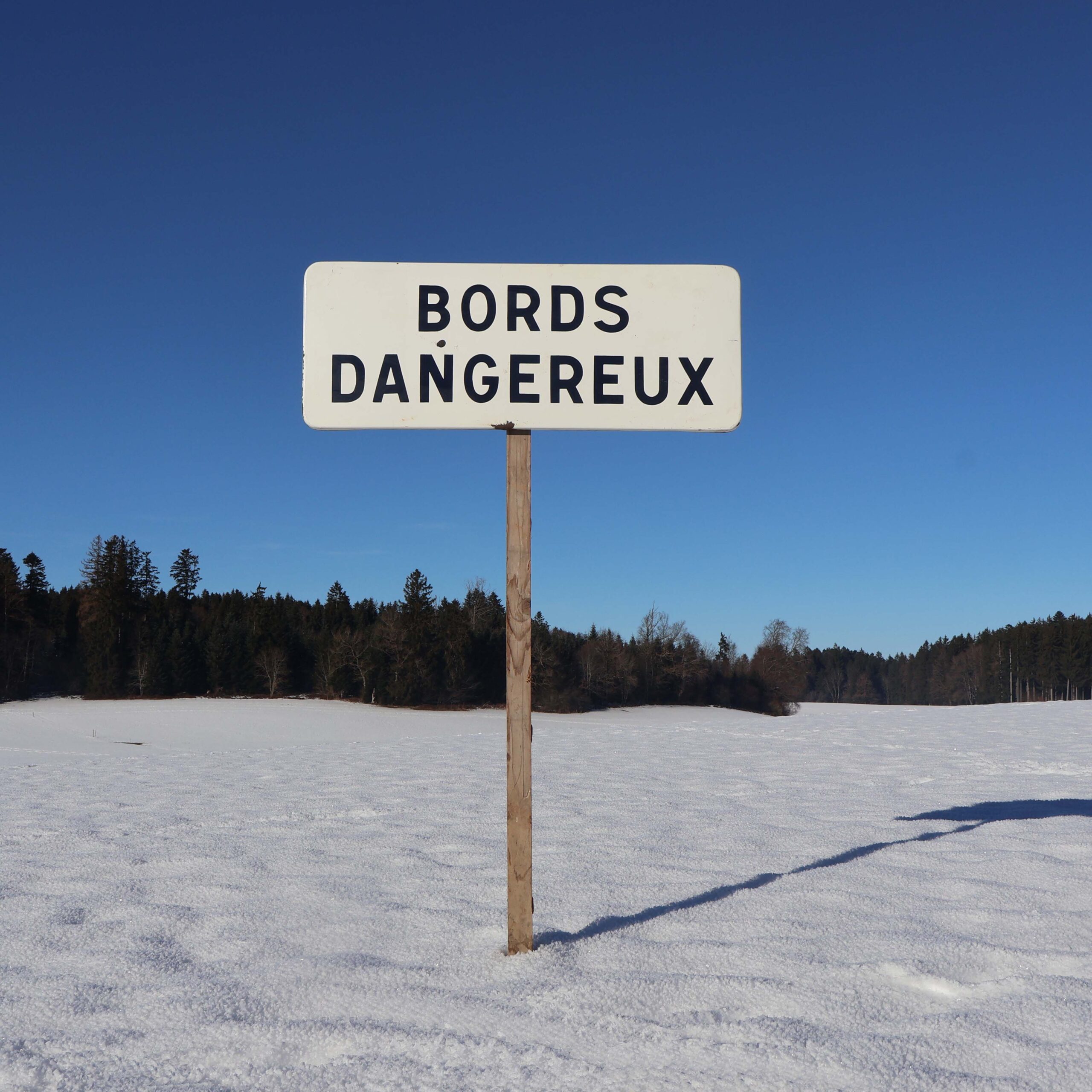 Bords dangereux plaque émaillée vintage datée 1980.