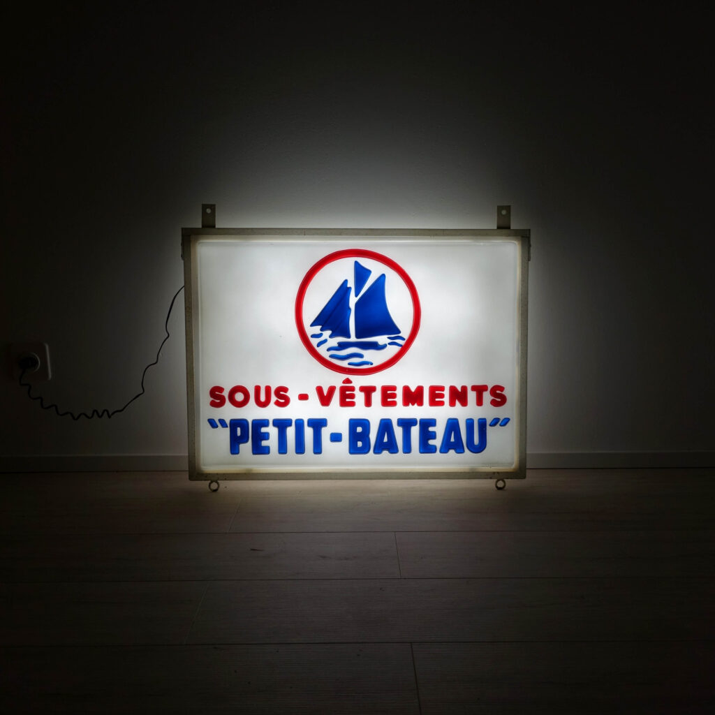 Enseigne lumineuse petit bateau. Enseigne publicitaire vintage