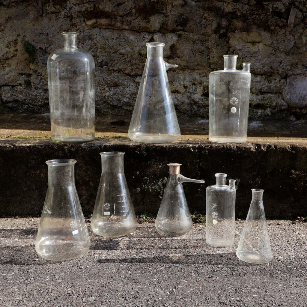 Fioles laboratoire Pyrex vintage. En verre blanc.