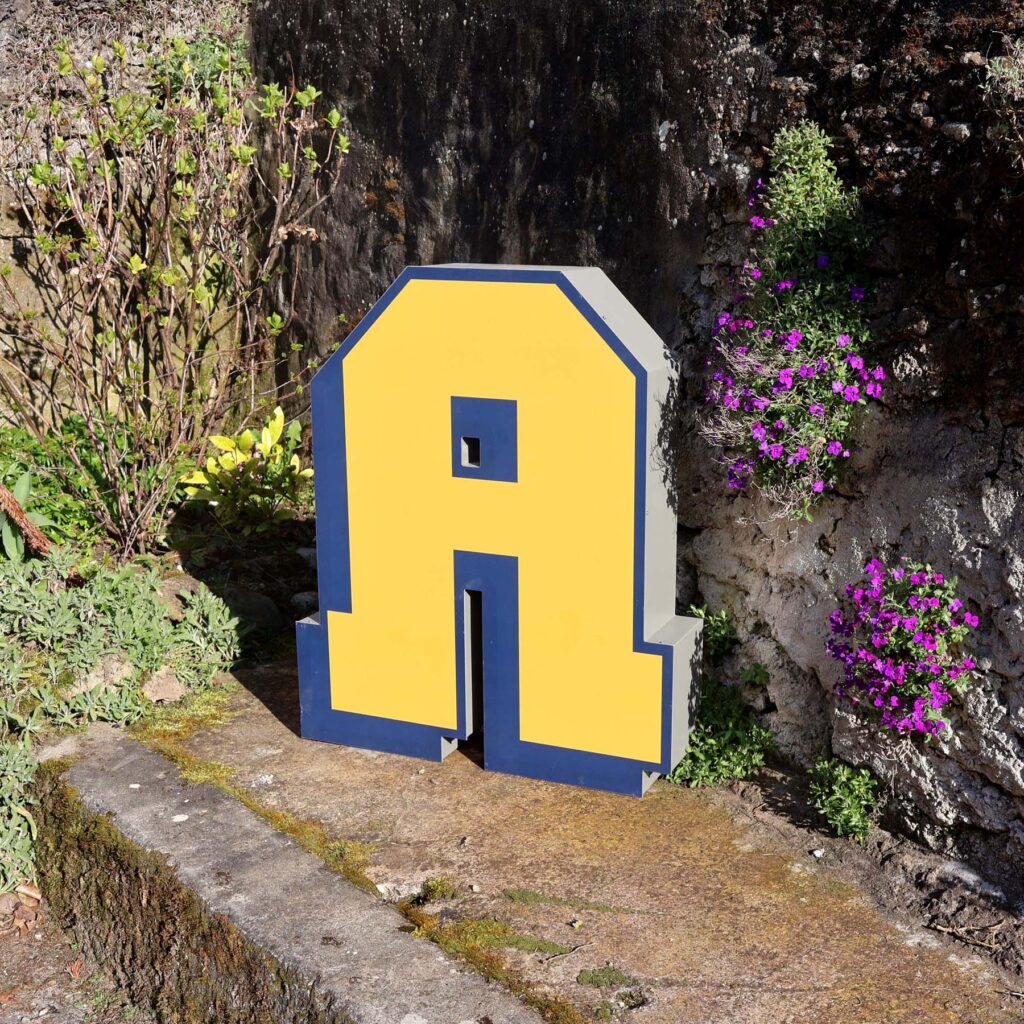 Grande lettre lumineuse déco. D'enseigne publicitaire vintage.