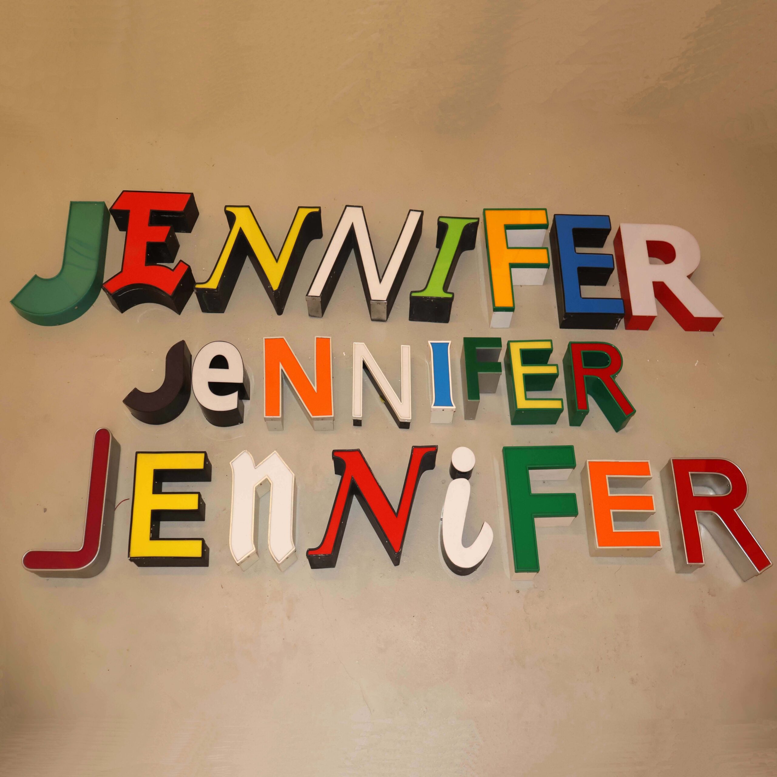 Lettres enseigne vintage Jennifer. Prénom réalisé avec lettres